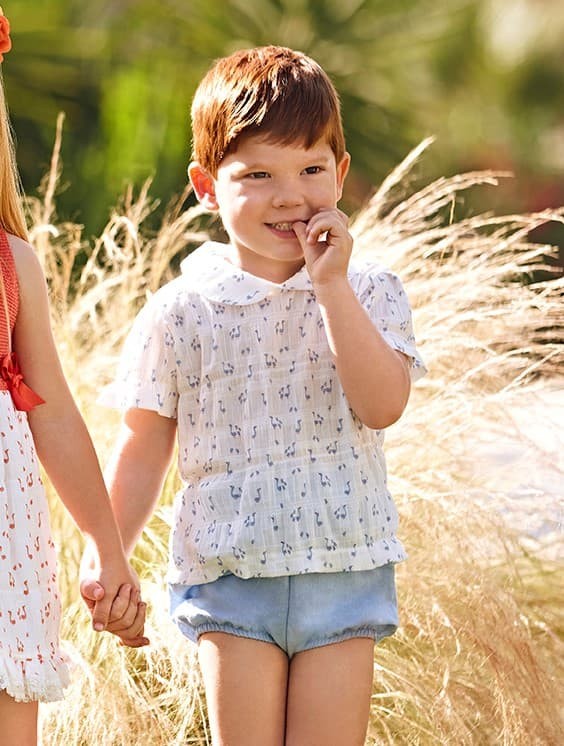 Conjunto con camisa de niño con estampado de patitos