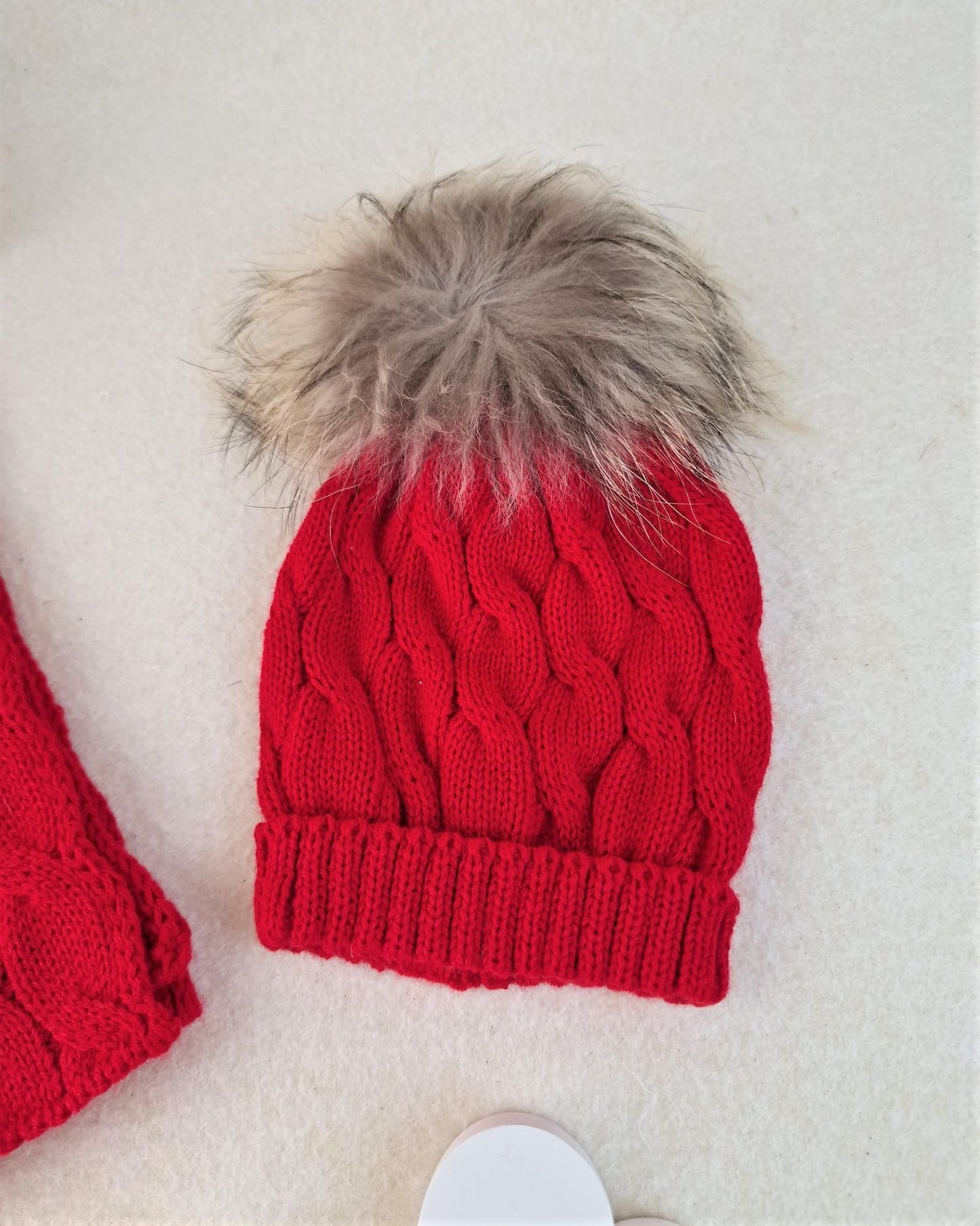 Bufanda con trenzas y gorro con pompón de pelo natural