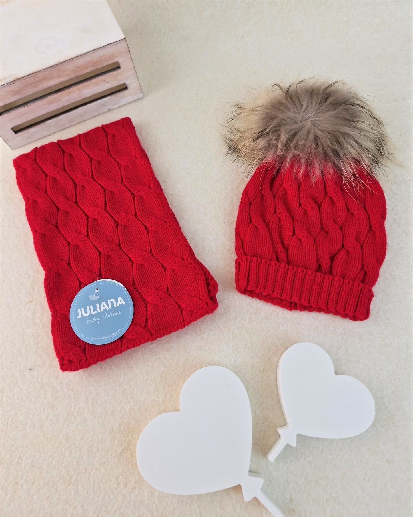 Bufanda con trenzas y gorro con pompón de pelo natural