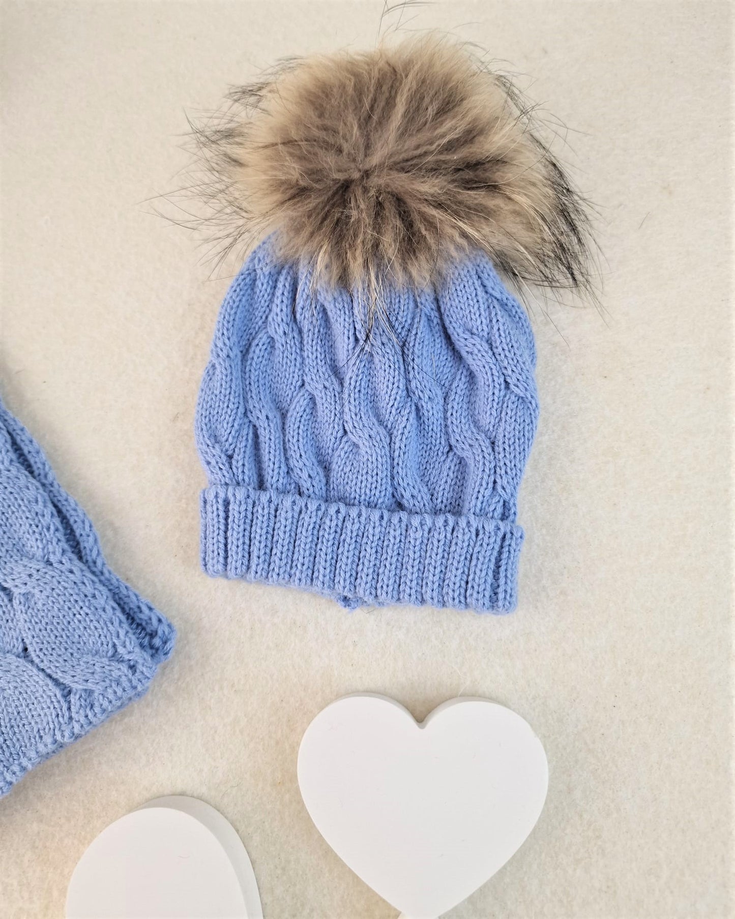 Bufanda con trenzas y gorro con pompón de pelo natural