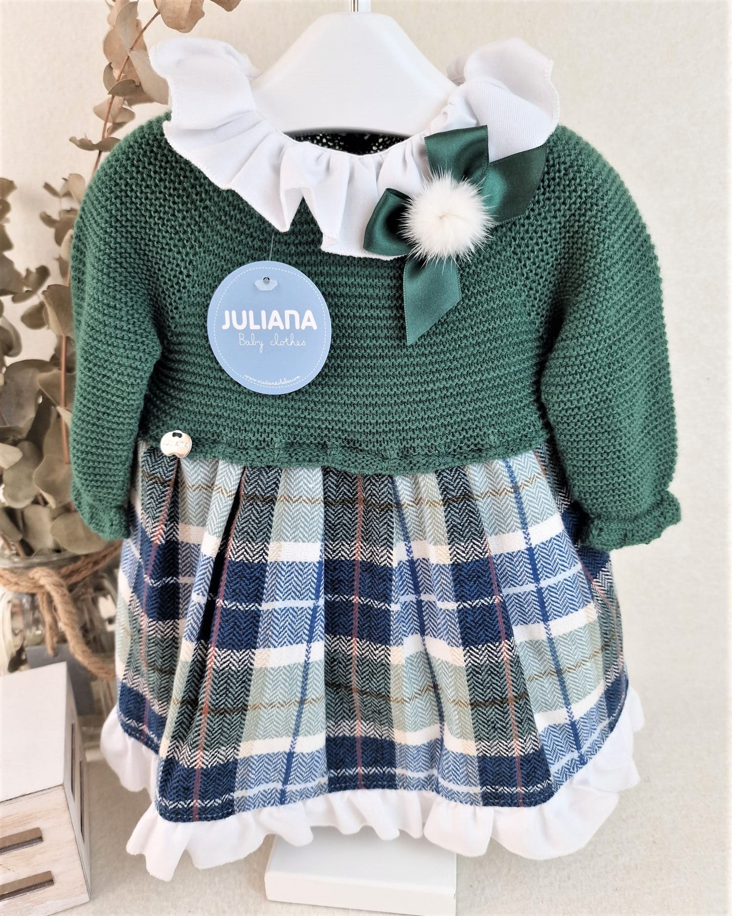 Vestido de cuerpo de punto en verde con tela de cuadros y pompón